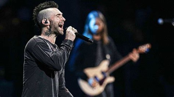 Adam Levine Forgets Lyrics To ‘She Will Be Loved’ — Video – Hollywood Life