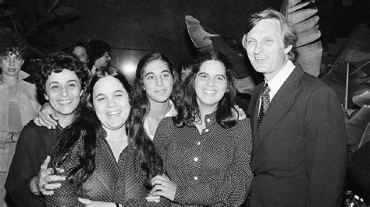 Meet ‘MASH’ Star’s 3 Daughters – Hollywood Life