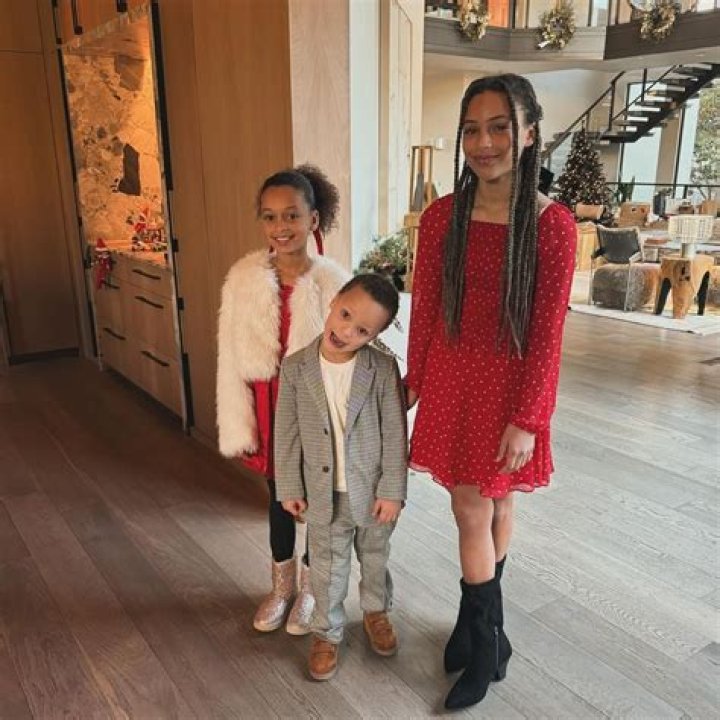Ayesha Curry’s Daughters Riley, 7, & Ryan, 4, Bond During Playdate — Sweet Pic