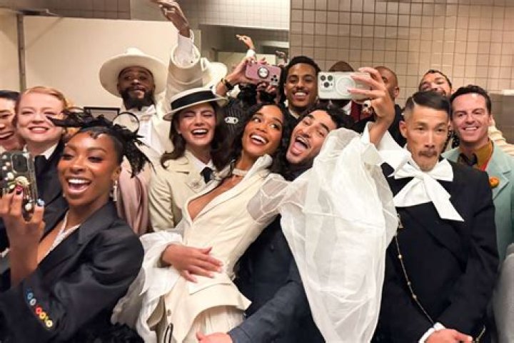 Brie Larson Reveals Story Behind Kardashian Met Gala Bathroom Selfie – Hollywood Life