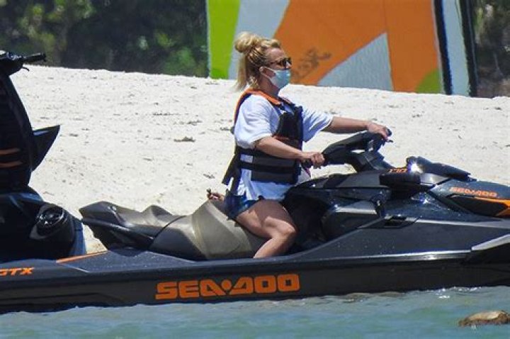 Britney Spears & Sam Asghari Ride Jet Skis During Cabo Trip: Photos – Hollywood Life
