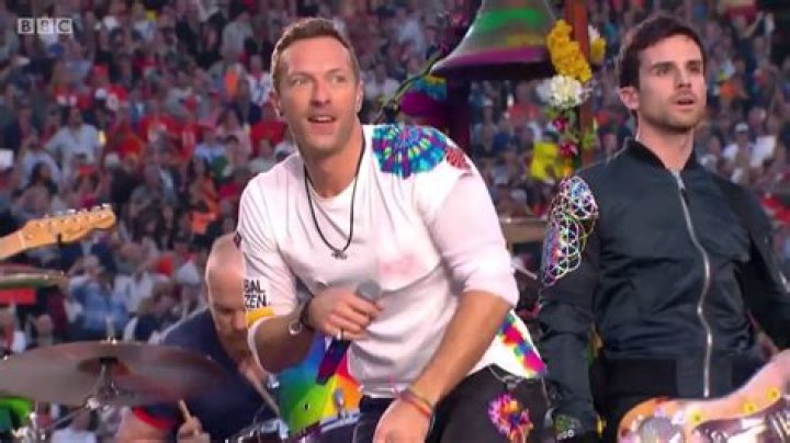 Coldplay’s Halftime Show At Super Bowl 2016 — Chris Martin & Co. Rock SF Stage – Hollywood Life