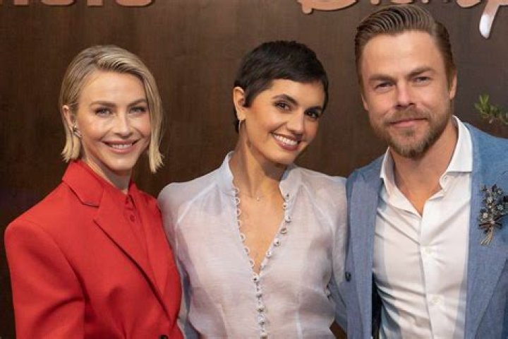 Derek Hough Reveals How He & Sister Julianne ‘Keep Each Other Grounded’