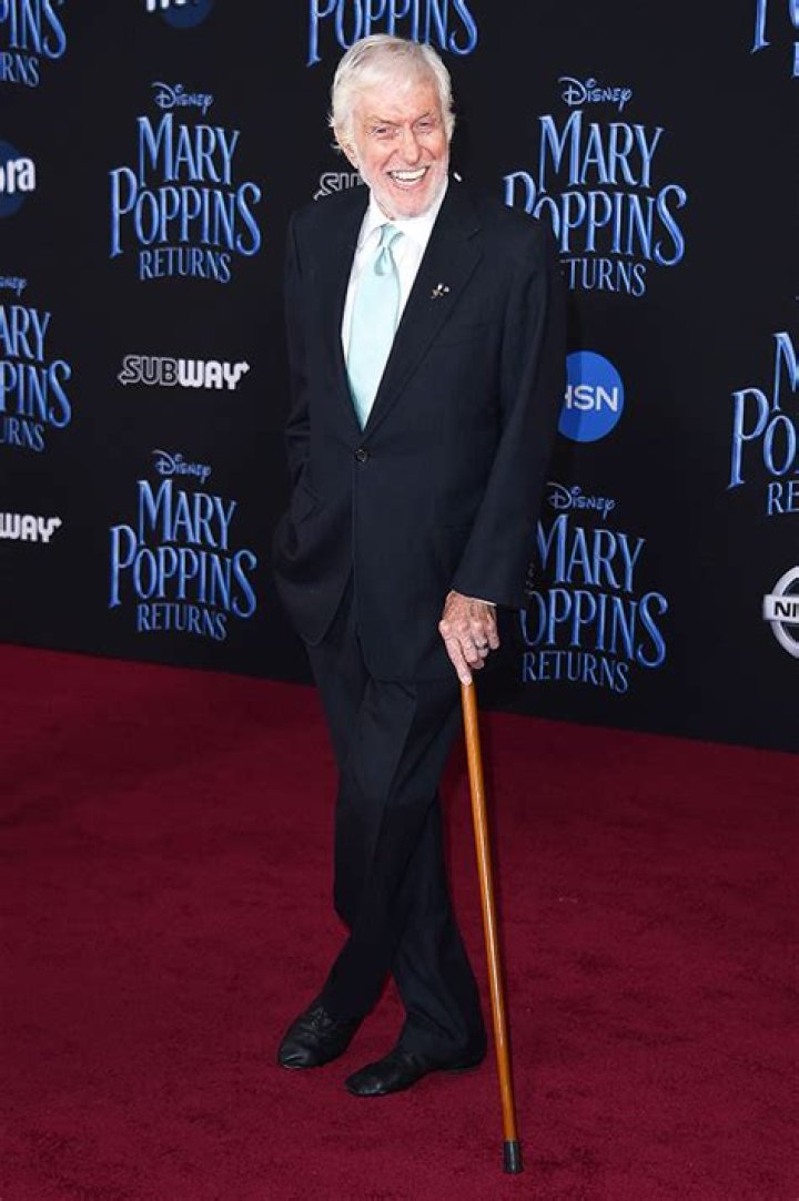 Dick Van Dyke Celebrates Father’s Day With Kids & Grandkids – Hollywood Life