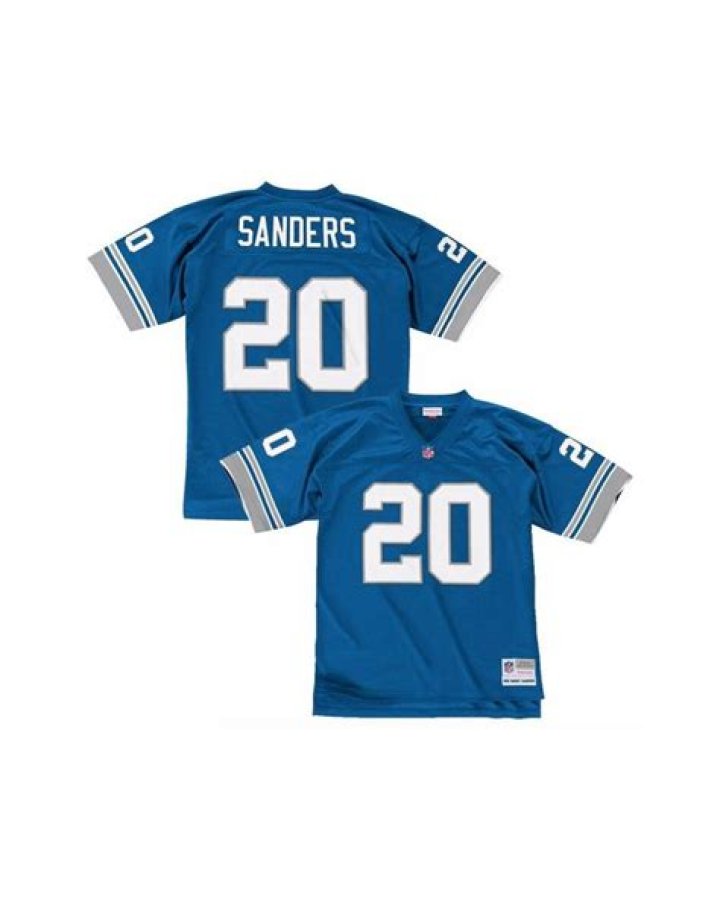 Garth Brooks Defended By Fans For Wearing Barry Sanders Jersey After Political Accusations