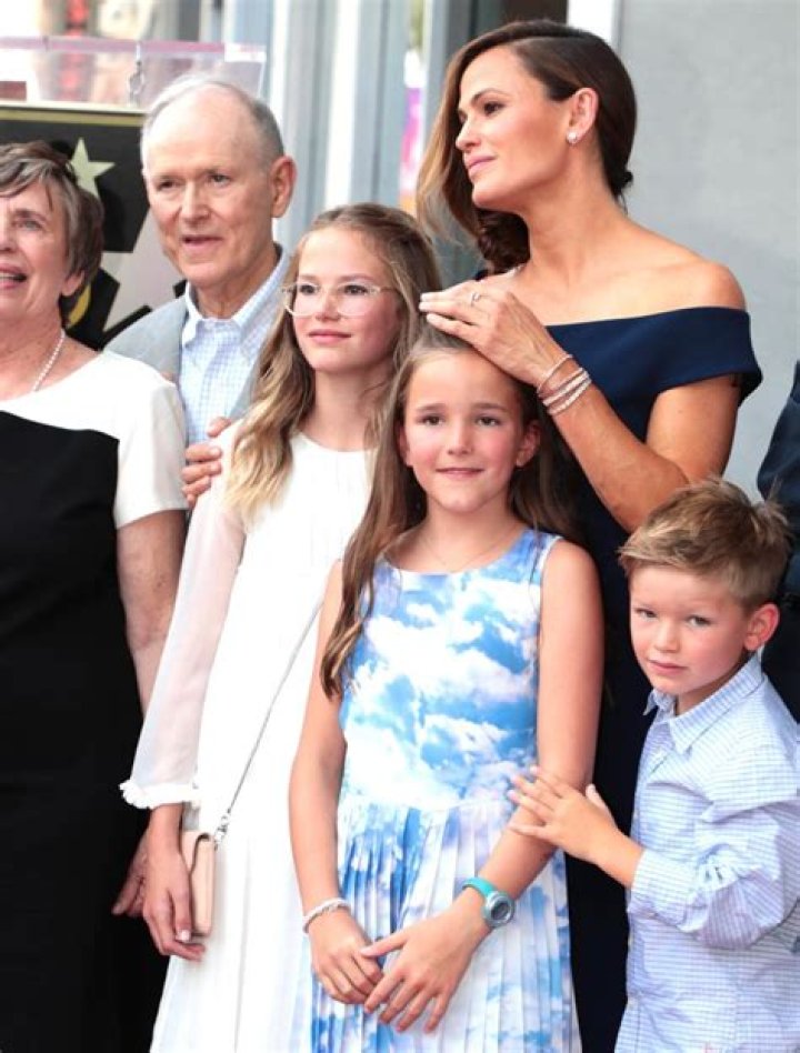 Jennifer Garner Teaches Her Kids How To Pump Gas While Ben Affleck & J.Lo PDA In Venice