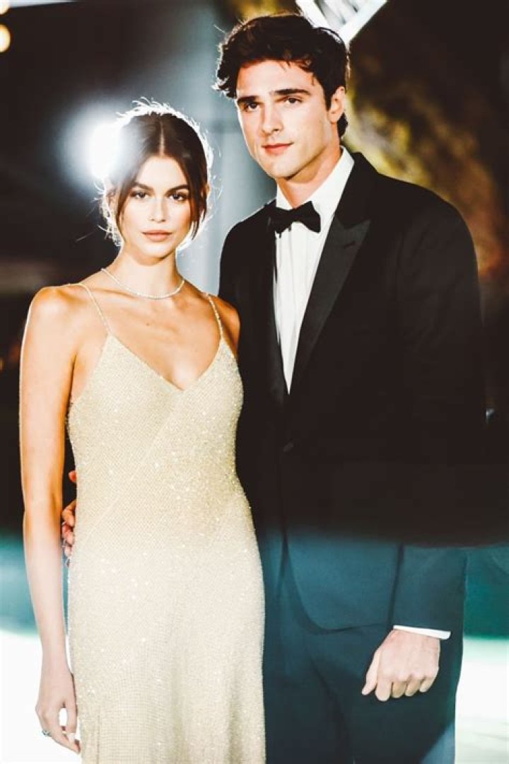 Hold Hands On Way To Dinner Date In NYC – Hollywood Life