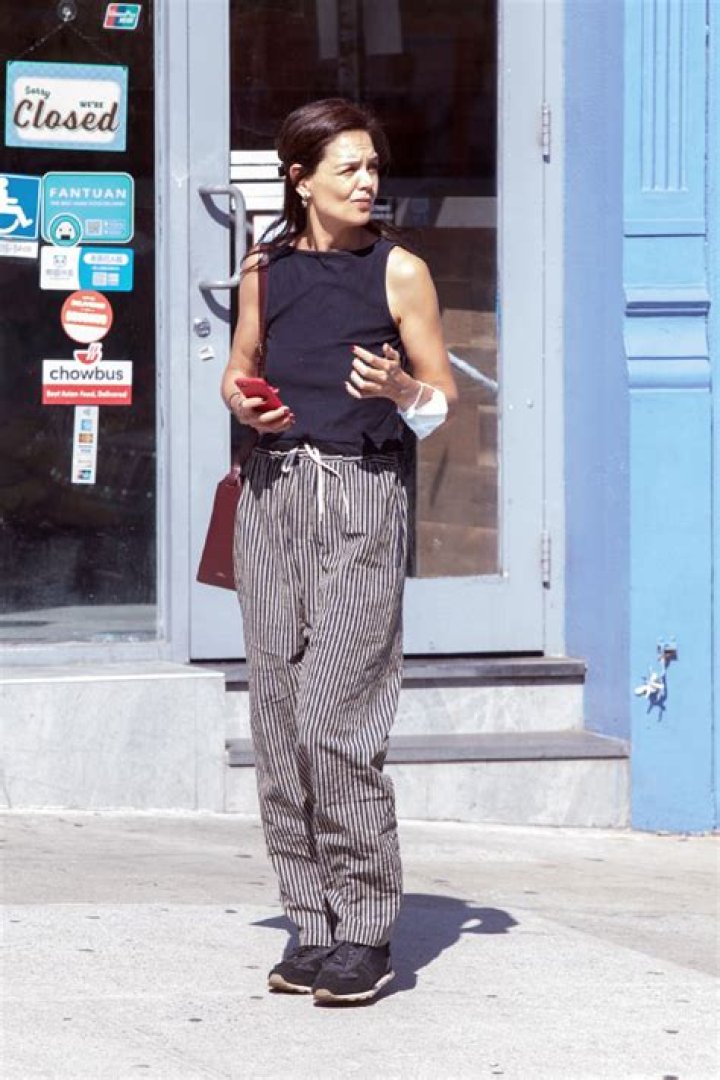 Katie Holmes Wears No Makeup & Rocks New Nose Ring In NYC: Photos – Hollywood Life