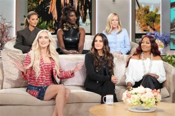 Lisa Vanderpump On ‘RHOBH’ Cast As She’s Set To Film New Dog Show – Hollywood Life