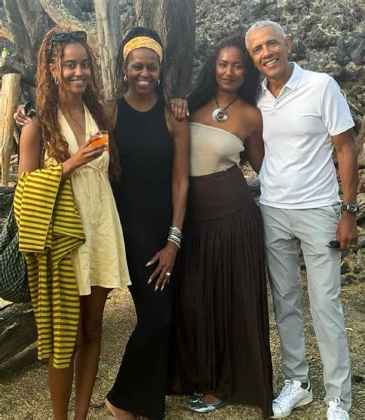 Sasha, Malia & Michelle Obama Beautiful In Yellow Sarongs At Bali Temple: See PICS