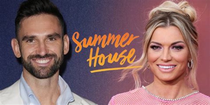 ‘No Teams’ in Carl & Lindsay’s Split – Hollywood Life