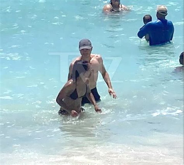 TLC’s Chilli & Matthew Lawrence On Hawaii Vacation: Photos – Hollywood Life