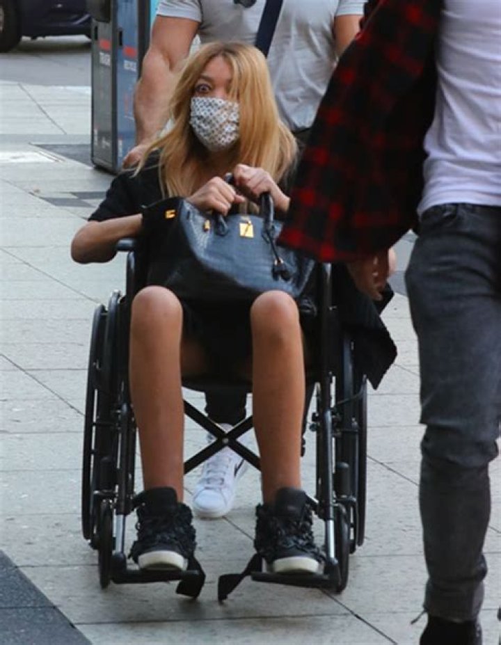 Wendy Williams Is Pushed In A Wheelchair As She Arrives Home After Confirming COVID Diagnosis